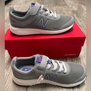 NWT New Balance, Hook & Loop 6W Boys Gray & White